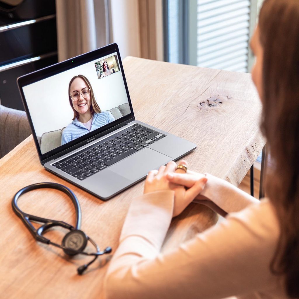 Eine Dame während einer Online-Sprechstunde mit Dr. Valesca Proske, Expertin für funktionelle Medizin in München.